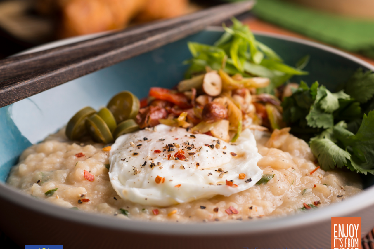 Congee with European Corinthian black raisins