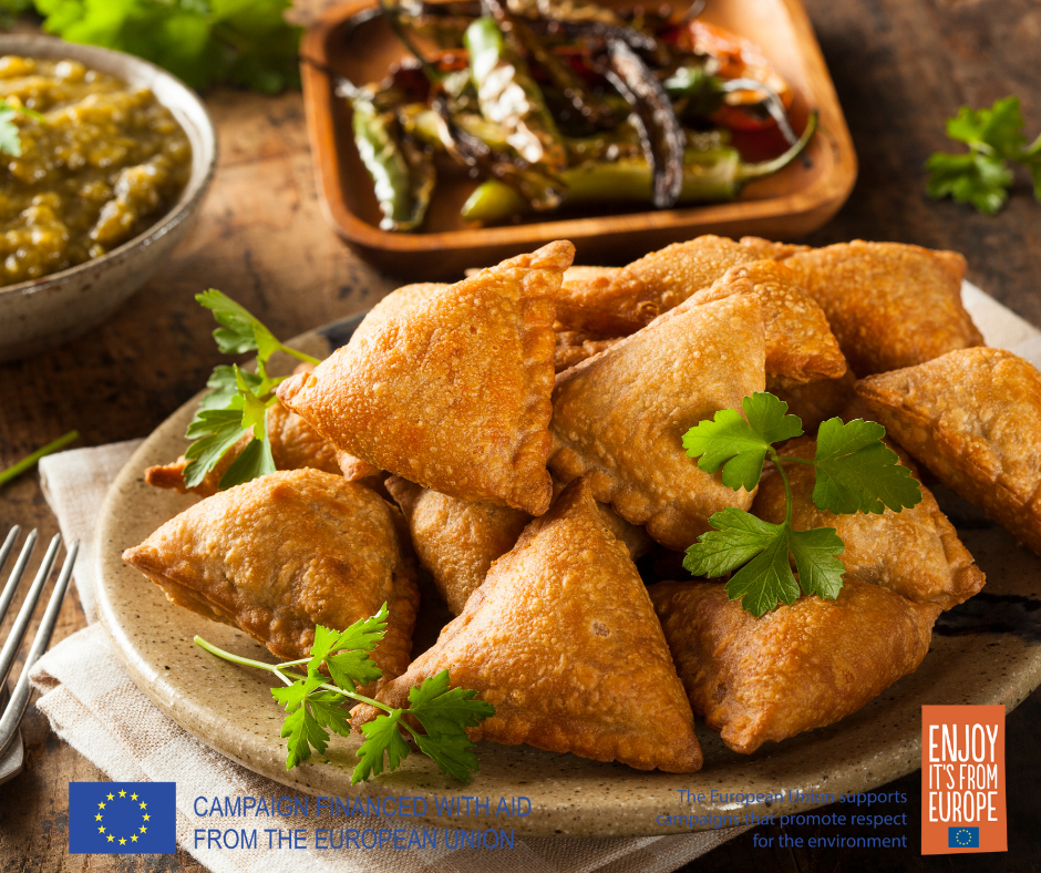 Samosa with European Corinthian black raisins 