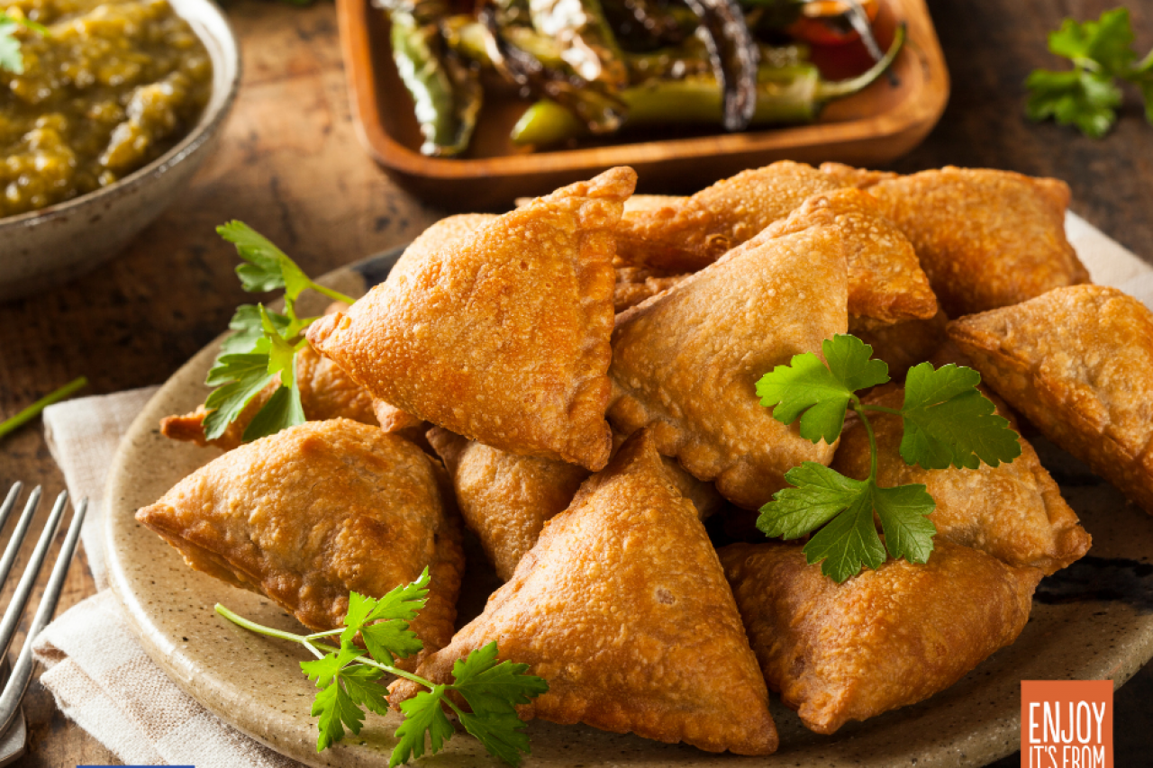 Samosa with European Corinthian black raisins 